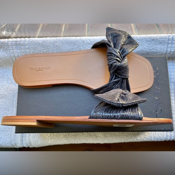 BNWT Tony Bianco ‘Assari’ Navy Shimmer Leather Flats - Picture 3 of 8